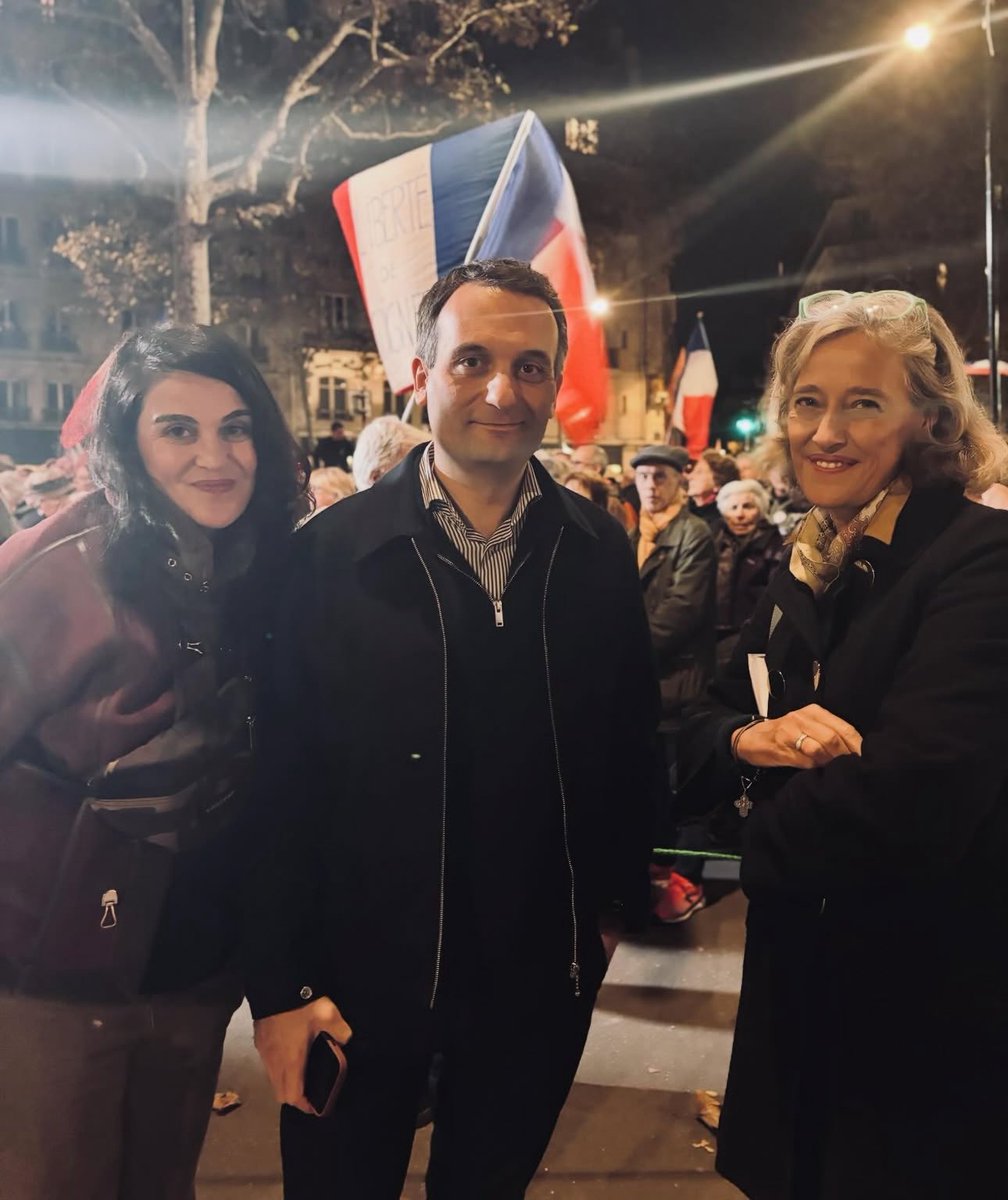 Ensemble avec <a href="/CaudeHenrion/">Alexandra Henrion-Caude</a> <a href="/f_philippot/">Florian Philippot</a> et <a href="/cab2626/">Brusa Carlo Alberto</a> devant le ministère de la santé pour dénoncer l’obligation vaccinale. 
Comme dit Alexandra: « donnons-nous tous de la force ! » <a href="/_LesPatriotes/">Les Patriotes</a>