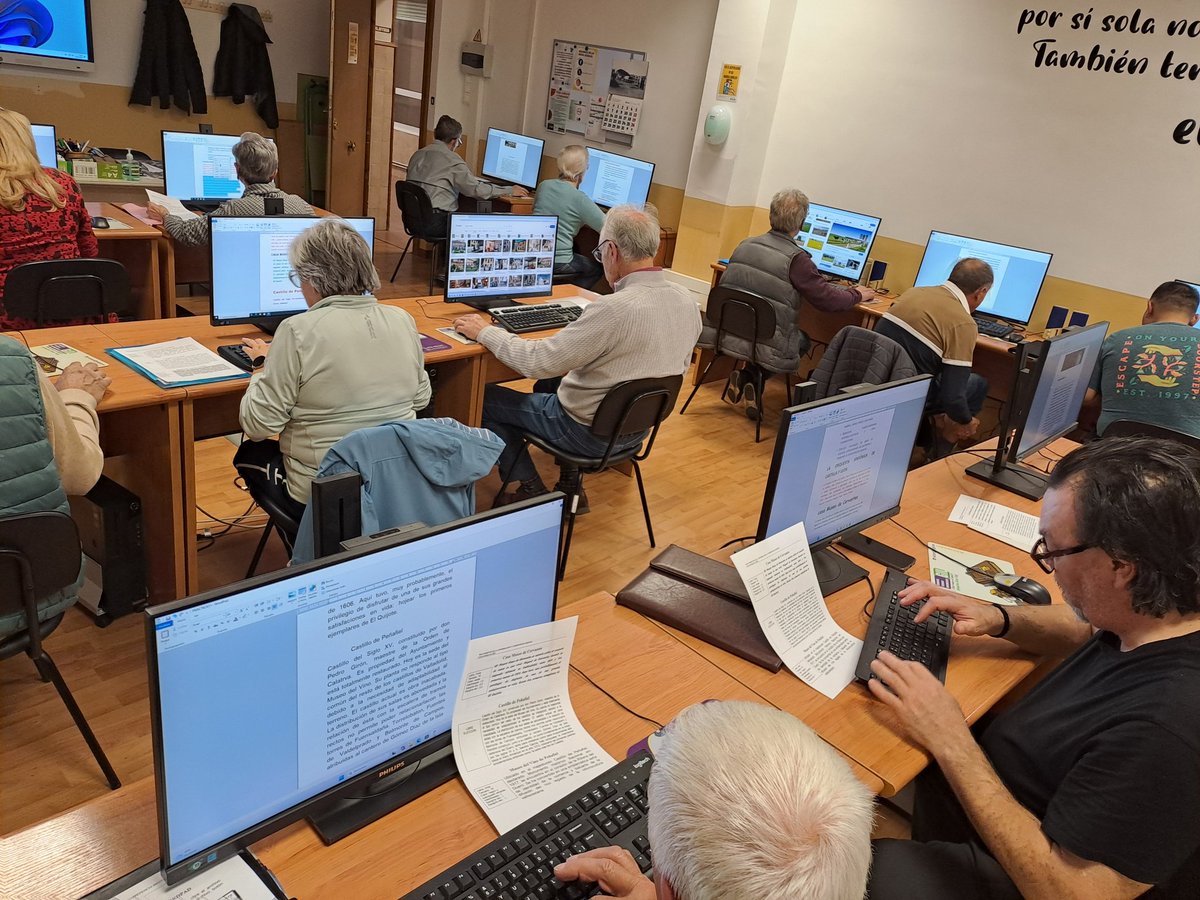CepaElCamino's tweet image. Nuestro alumnado de #Informática y su práctica con #WordPad:  
⌨️ Mecanografía
✍️ Ajuste de fuente y párrafo  
🔎 Búsqueda de imágenes en Internet. Copiar y pegar. 
Todo inspirado en el Viaje Cultural 🚌 de mañana a Valladolid 🎶✍️🏠 y Peñafiel 🏰🍷
@educacyl @CFIEdeSoria @OSCyL