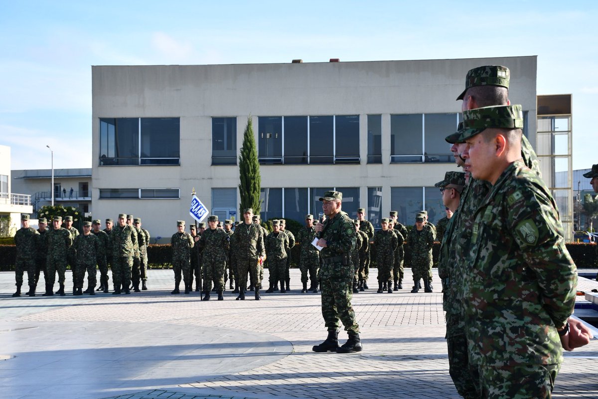 ¡Liderazgo y vocación!

En la plaza de armas del campo aéreo José Joaquín Matallana Bermúdez, en #Bogotá, el Sargento Mayor de Comando de la <a href="/Ejercito_Davaa/">División de Aviación Asalto Aéreo</a>, José Albeiro Rengifo Chamorro, realizó formación general con el personal de suboficiales y soldados profesionales.