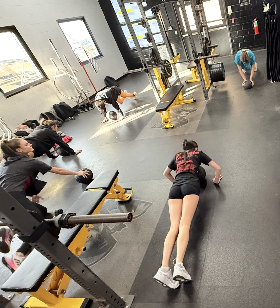 SanditeStrength's tweet image. Weightroom Wednesday
Last year, @SanditeVBall came to the weightroom as a team for off-season Nov-May. The 2025 season was one for the record books…I don’t think it’s a coincidence. They started their offseason program this week to prepare for an even better 2026!
