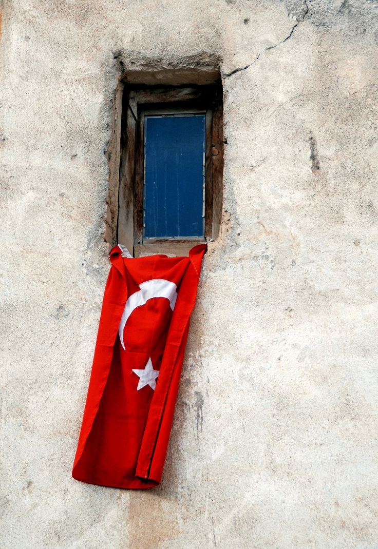 ayakta duramayan evler ,
 vatanı ayakta tutuyor ..🎗️