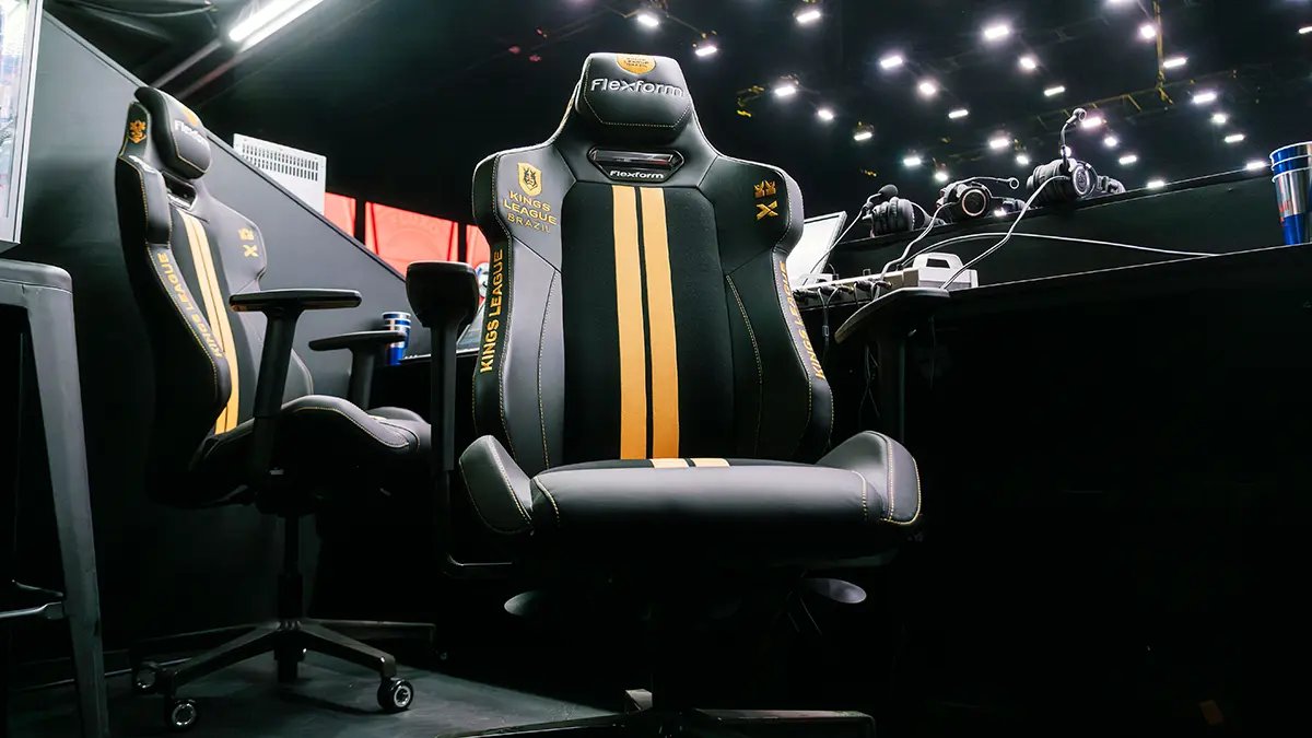 j_a_p_a_h__'s tweet image. 🏆 Flexform celebra 60 anos expandindo presença em esportes e e-sports, renovando parceria com Fluxo e conectando-se à Kings League. A marca reforça valores de ergonomia, conforto e inovação, apoiando atletas e gamers com soluções modernas e ações sociais. #Flexform