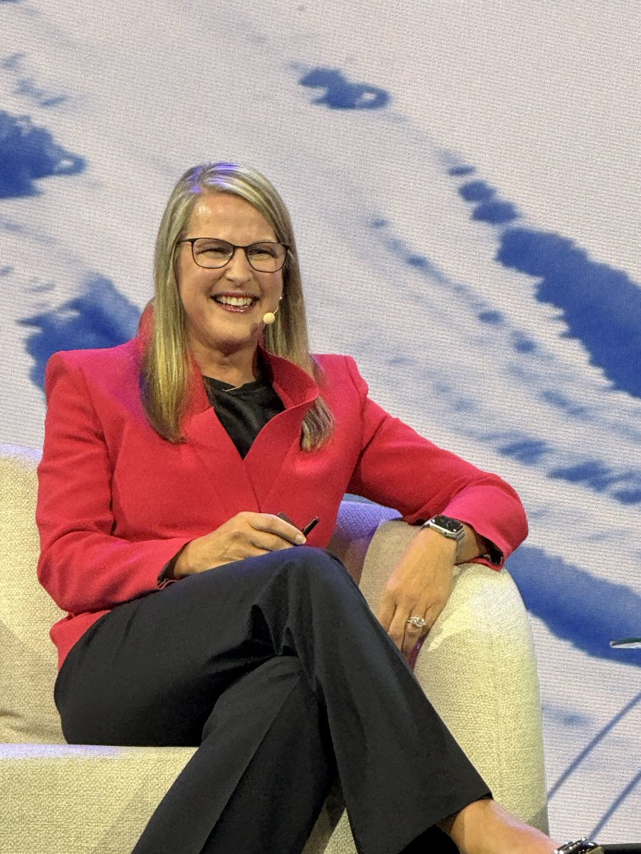 PDSConsults's tweet image. Keynote speaker and Olympic skier, Lyndsey Vonn, with Natasha Engan at @Deltek ProjectCon 2025 in Denver
earlier this morning!

pdsconsults.com

#DeltekProjectCon #Denver #Technology