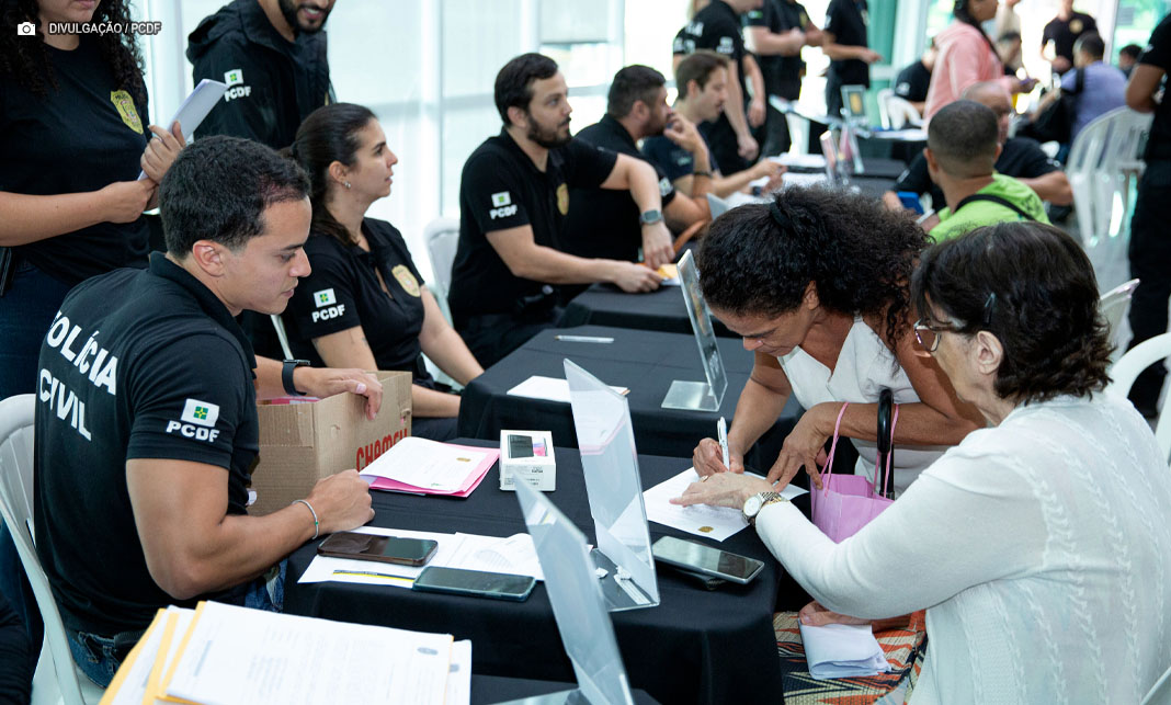 PDNewsBR's tweet image. Polícia Civil devolve mais de 300 celulares recuperados a proprietários no DF

politicadistrital.com.br/policia-civil-…

#CELULAR #CELULARROUBADO #FURTODECELULAR #IMEI #OPERAçãOALERTACELULAR #PCDF #POLíCIACIVIL #ROUBODECELULAR