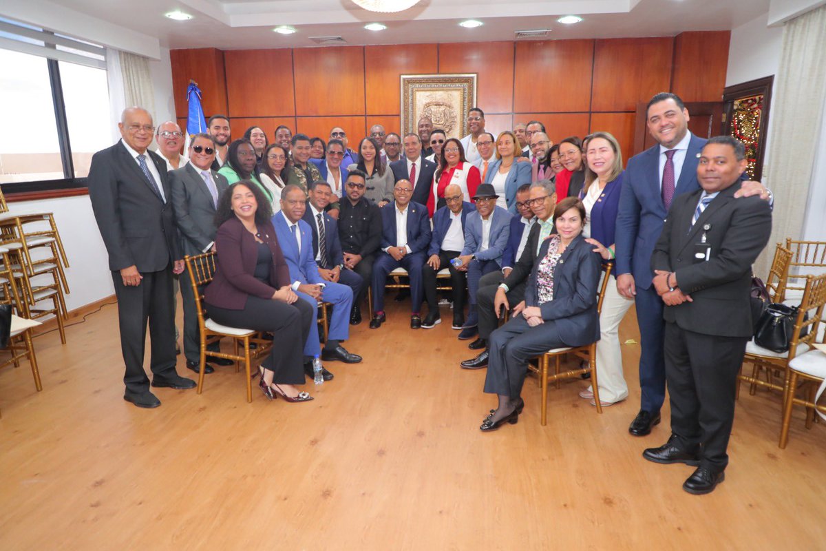 Hoy presentamos el Proyecto de Ley que declara de alto interés nacional la preservación, del Merengue y la Bachata como expresiones culturales patrimoniales de la República Dominicana.

Gracias a nuestros artistas, al Pte. Alfredo Pacheco y demás colegas Diputados/as presentes..