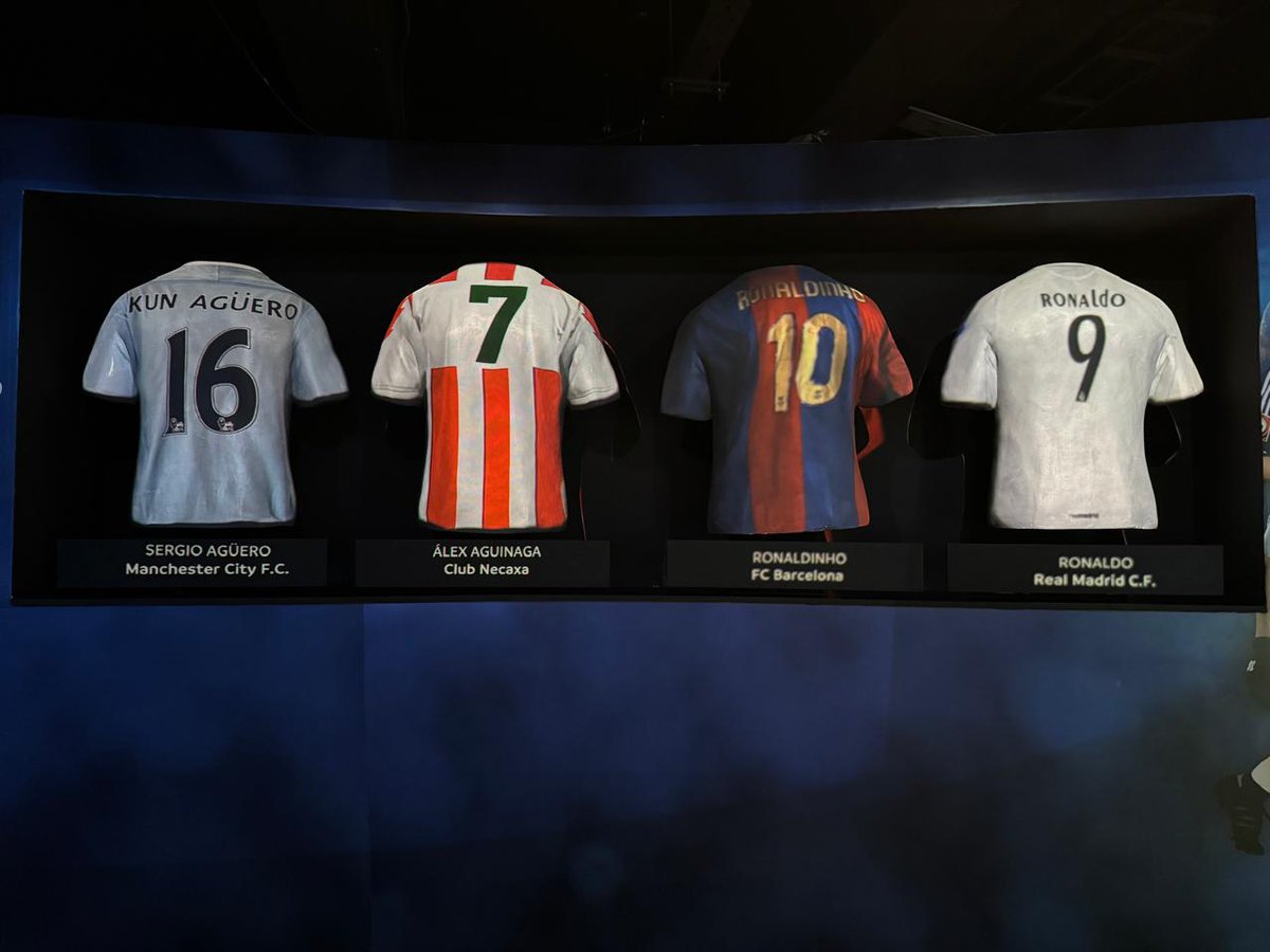 La grandeza de <a href="/dtAlex_Aguinaga/">Alex Aguinaga G 🐝</a> es de tal dimensión que en el museo de la <a href="/CONMEBOL/">CONMEBOL.com</a> consta como símbolo de su presencia en el fútbol, la camiseta que usó en Necaxa. Alex fue considerado oficialmente el mejor futbolista de toda la década del 90 del fútbol mexicano, es el jugador