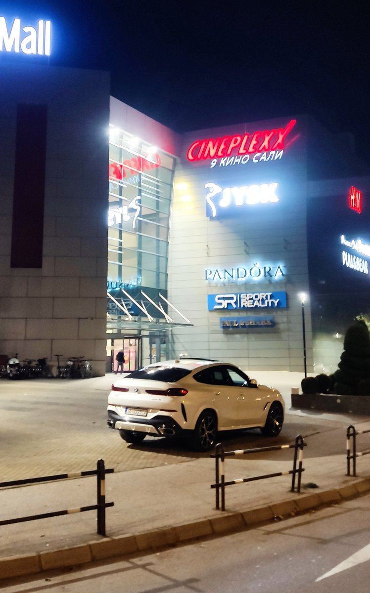 Дај бе влези со кола низ мол прошетај, зошто пешки да одиш ко сиротиња некоја.
Иначе у нормална земја за ова се апси со легнување на земја, марица и конфискување на кола.