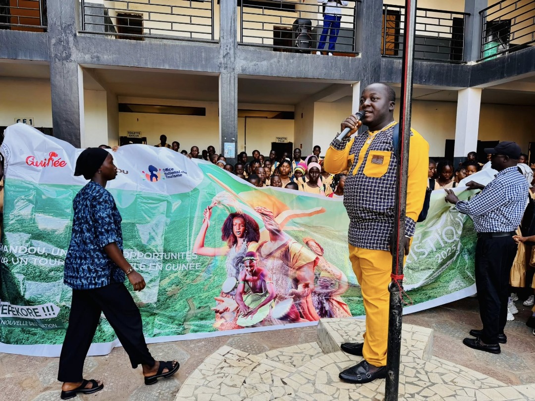ZalyMerveille's tweet photo. Version concise et institutionnelle :
Sensibilisation dans les écoles de #Nzérékoré pour le lancement de la saison touristique 🇬🇳
Éveiller l’amour du patrimoine et former les ambassadeurs du tourisme de demain 🌍
#TourismeGuinée #ONTG https://t.co/Wf9BdXZ9D2