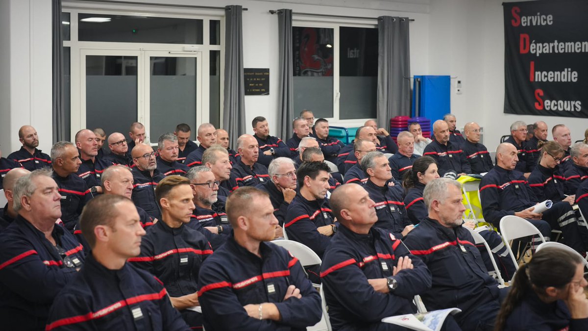 SDIS83's tweet image. Réunion des chefs de centre au #SDIS autour du DDSIS, contrôleur général @grohin_e .
🔥 Bilan de la saison #FeuxDeForêts 2025
💧 Doctrine départementale #Inondations
Des échanges constructifs marqués par l’engagement et la cohésion au service de la population.
@DLain83 
@Prefet83