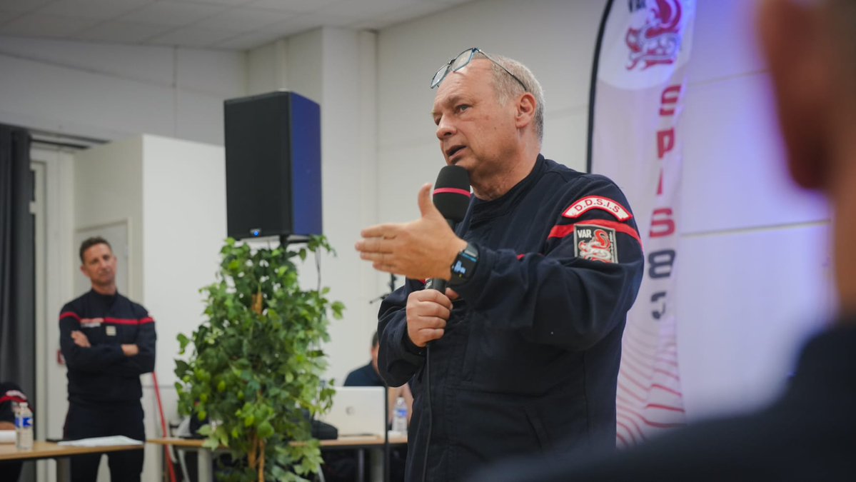 SDIS83's tweet image. Réunion des chefs de centre au #SDIS autour du DDSIS, contrôleur général @grohin_e .
🔥 Bilan de la saison #FeuxDeForêts 2025
💧 Doctrine départementale #Inondations
Des échanges constructifs marqués par l’engagement et la cohésion au service de la population.
@DLain83 
@Prefet83