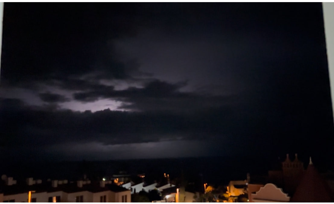 fainaojeda's tweet photo. @isaki64 @tenerife_meteo Desde Sta Úrsula. Se ve mucha actividad ⚡️ https://t.co/8PrWwn1Fhn