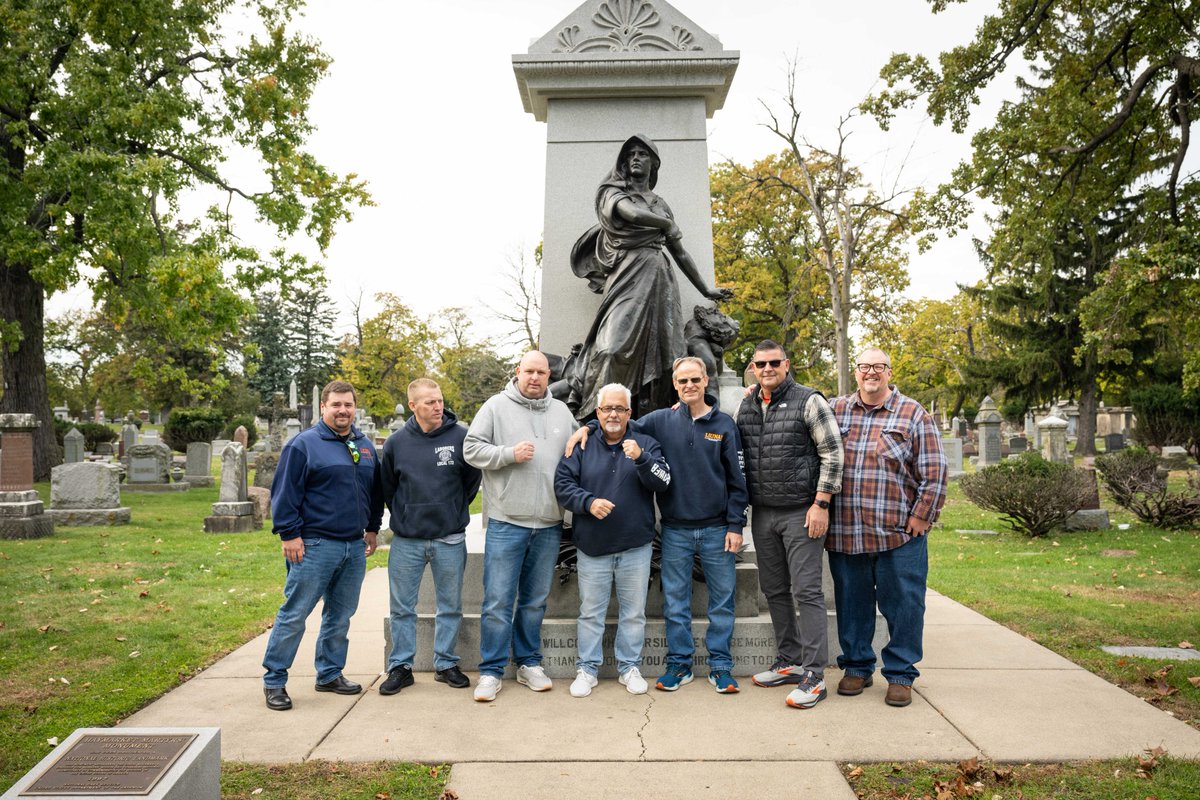 MasonTenders's tweet image. Yesterday, marked the 138th anniversary of the 4 defendants blamed &amp;amp; executed for the still unsolved bombing at the Haymarket Massacre.

Last month, LiUNA V.P. Mike Hellstrom stood beside the monument w/ members of the Eastern Region who paid respects at this historic site.