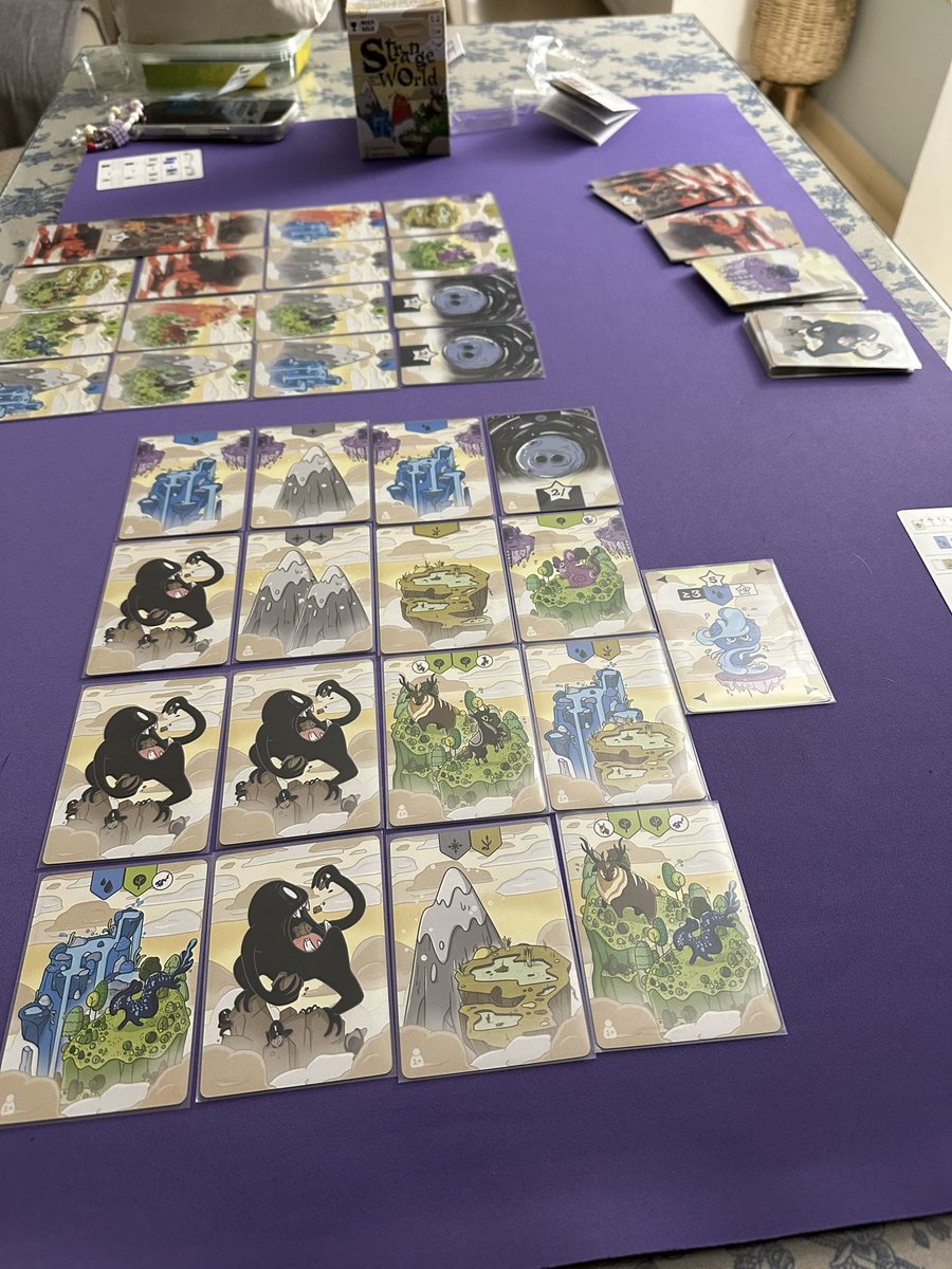 SectarioLudico's tweet image. Y esto que eeeeeeeesssss??!!! Joder vaya sorpresa de juego!!! Nos ha encantado. Se vino a casa por casualidad y vaya si nos ha sorprendido. Funciona bien a 2, partidas rápidas… tipo loseteo y puntuaciones por colocación. El arte odio/amor…. Aquí es superamor!! #StrangeWorld