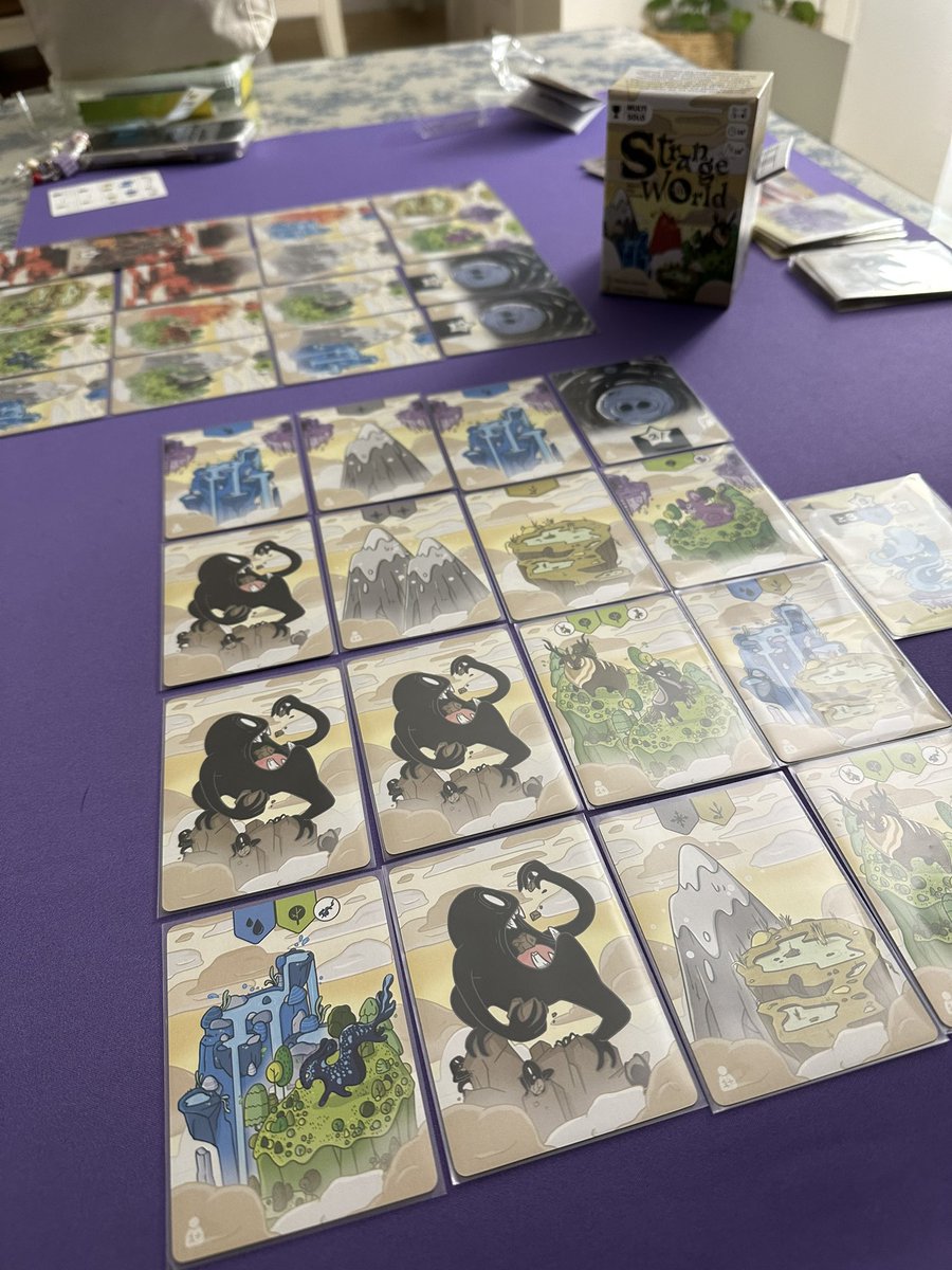 SectarioLudico's tweet image. Y esto que eeeeeeeesssss??!!! Joder vaya sorpresa de juego!!! Nos ha encantado. Se vino a casa por casualidad y vaya si nos ha sorprendido. Funciona bien a 2, partidas rápidas… tipo loseteo y puntuaciones por colocación. El arte odio/amor…. Aquí es superamor!! #StrangeWorld