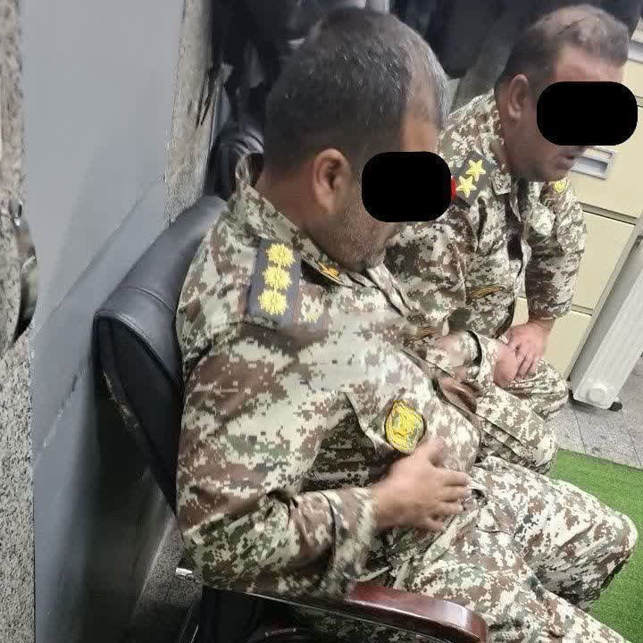 دوتا سلطنت طلب نخودمغز رفتند لباس ارتش رو خریدن پرچم شیرو خورشید رو گرفتن دستشون و مترو رو شلوغ کردن
یعنی سناریو در حد احمد 7 ساله از سمیرُم😂