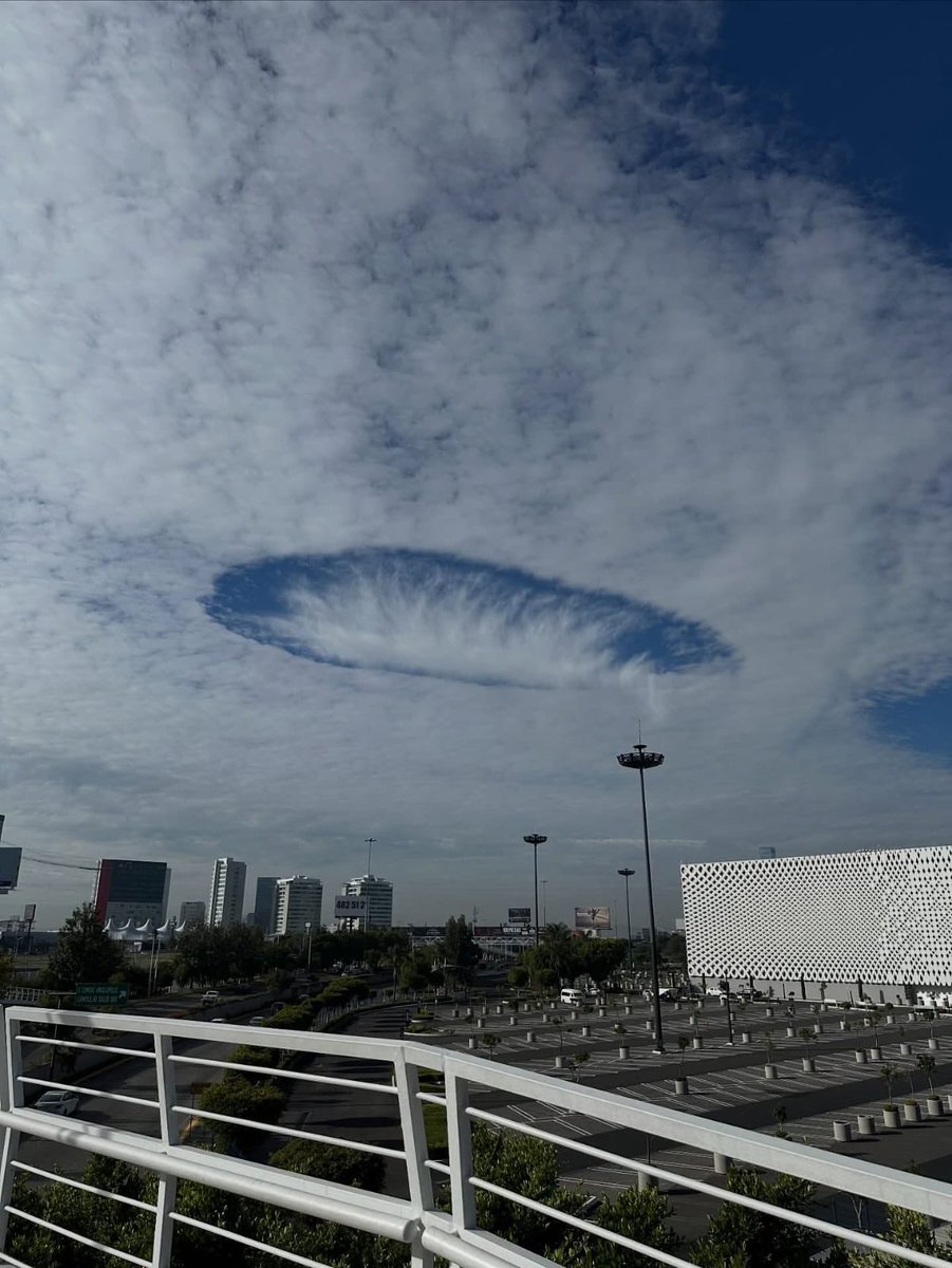 ⭕️ PUEBLA | Pánico entre poblanos tras forma inusual en el cielo de Angelópolis 

No es un ovni, tampoco un socavón 🕳️, se trata de un "skypunch" o "fallstreak hole", un fenómeno meteorológico que se ve como un gran agujero circular u ovalado en una nube

Se forma cuando el agua