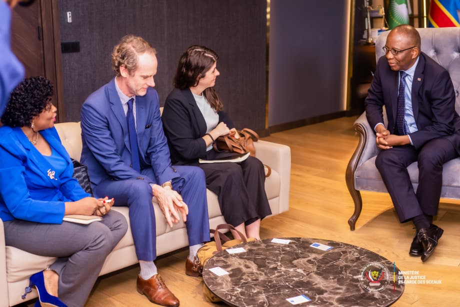 12/11/2025| Ce mercredi 12 novembre 2025, j’ai reçu trois membres de Human Rights Watch (#HRW) : M. Lewis Mudge, directeur pour l’Afrique centrale, Mme Clémentine De Montjoye, chercheuse principale pour la région des Grands Lacs, et Janet Ngakodi, chercheuse senior basée en RDC.