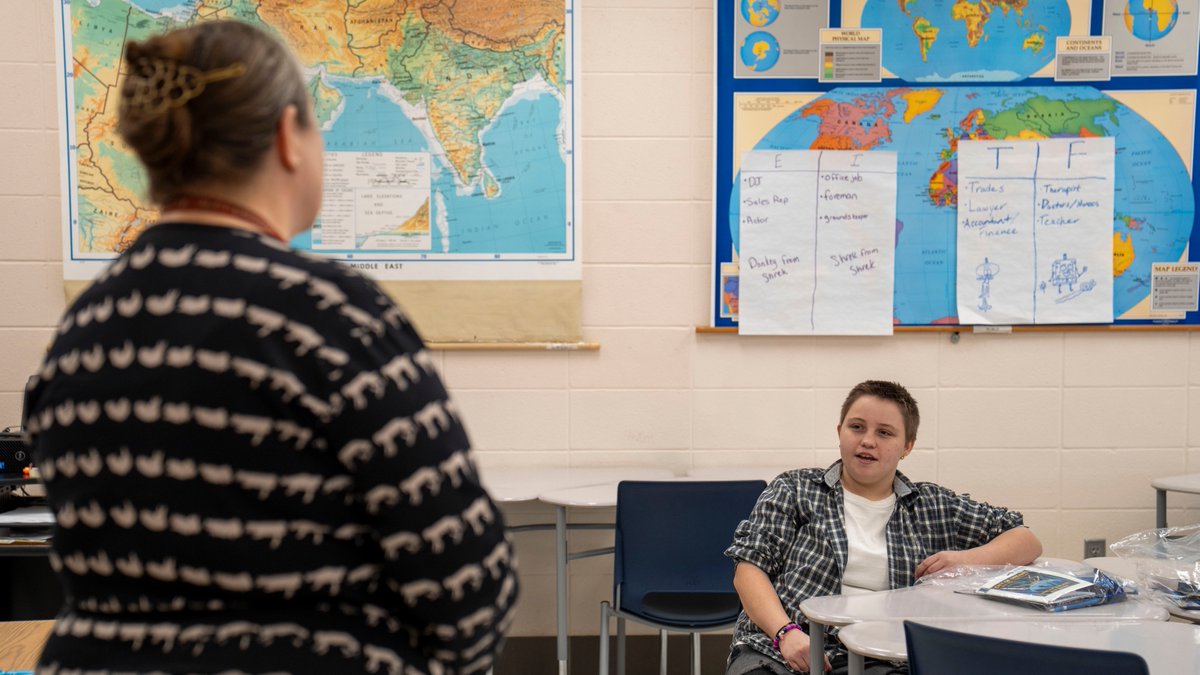 Jefferson_JCTC's tweet image. Over 250 high school students from eight @JCPSKY schools stopped by our Southwest Campus last week for our Exploration Fair to get a firsthand look at our programs, pathways, and campus life. We hope to see their smiling faces back soon...as Jefferson students! 💙💛 #OpenDoors