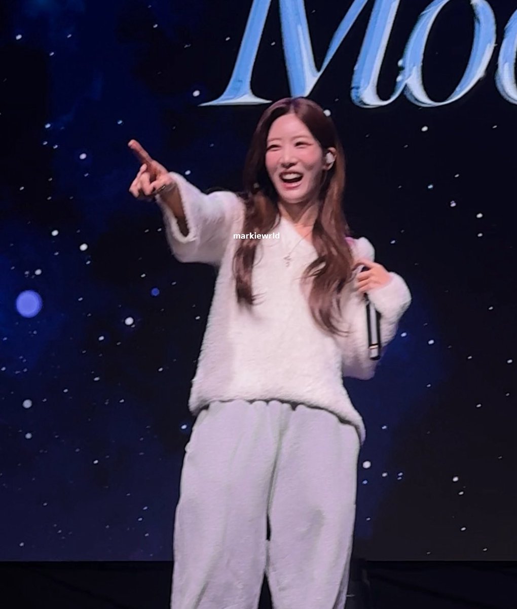 kimmlipluvs's tweet photo. whoever made her laugh like that… i love you 

#Can_You_Entertain #KIMLIP #Moonshot https://t.co/8KoaC51Z60