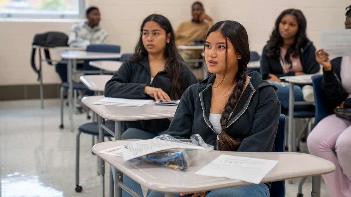 Jefferson_JCTC's tweet image. Over 250 high school students from eight @JCPSKY schools stopped by our Southwest Campus last week for our Exploration Fair to get a firsthand look at our programs, pathways, and campus life. We hope to see their smiling faces back soon...as Jefferson students! 💙💛 #OpenDoors
