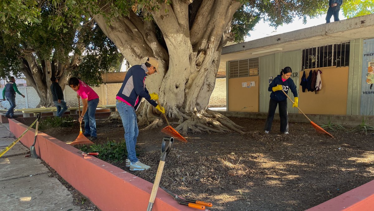TECcampusQRO's tweet image. El cambio no llega solo: lo creamos juntos. 💙
Colaboradores, profesores, estudiantes y EXATEC se unieron en un voluntariado que impulsa actividades sociales y mejora nuestro entorno.
Cuando actuamos en comunidad, el cambio se vuelve realidad.
#ComunidadTec #Voluntariado