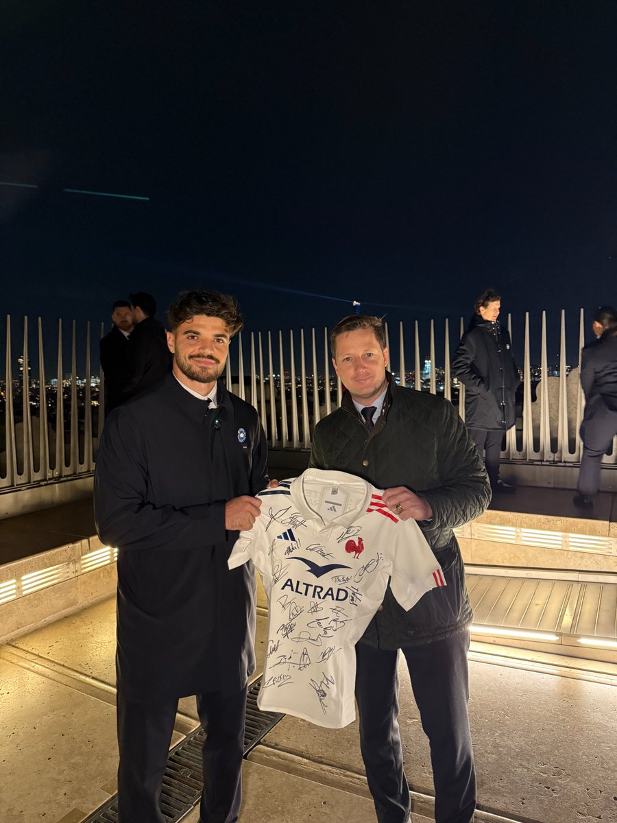 🏉 Engagés sur tous les terrains.

Au lendemain des cérémonies du 11 novembre et à la veille des commémorations des attentats du 13 novembre, le XV de France a pris part, sous l’Arc de Triomphe, à la cérémonie du ravivage de la flamme du Soldat inconnu.

Un moment fort, où les