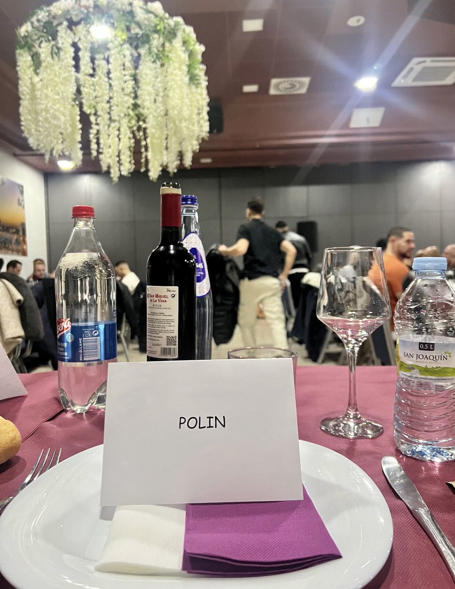 aj_Polin0910's tweet image. Para una cena de cumbre de Internet, mis amigos en esta mesa parecen llegar tarde.Jajaja