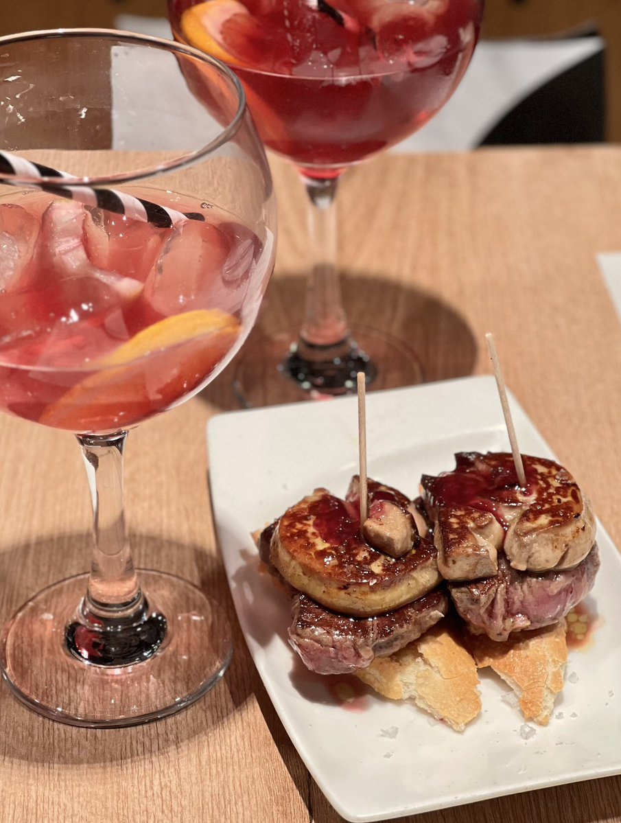 aj_Polin0910's tweet image. Para una cena de cumbre de Internet, mis amigos en esta mesa parecen llegar tarde.Jajaja