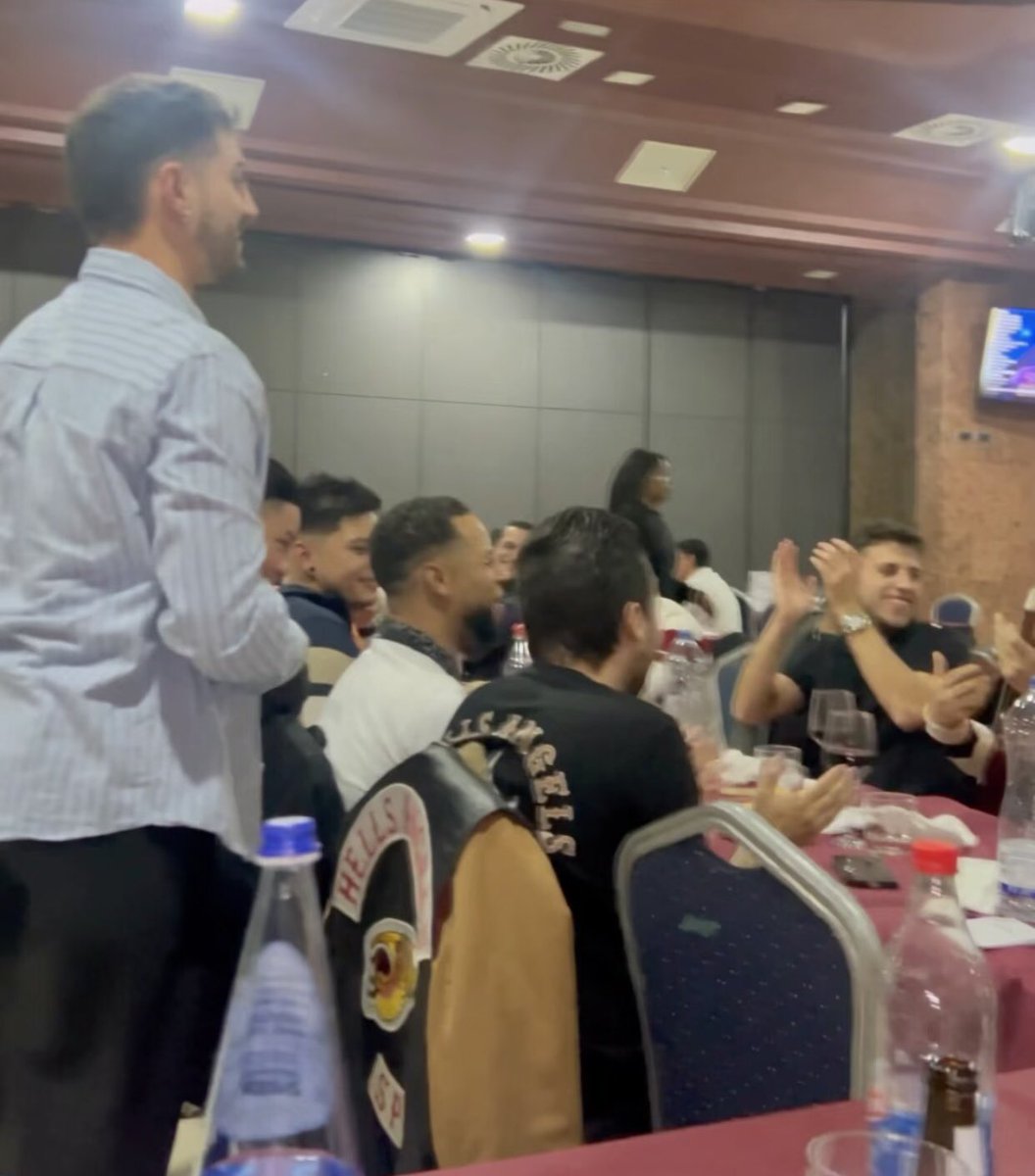 aj_Polin0910's tweet image. Para una cena de cumbre de Internet, mis amigos en esta mesa parecen llegar tarde.Jajaja