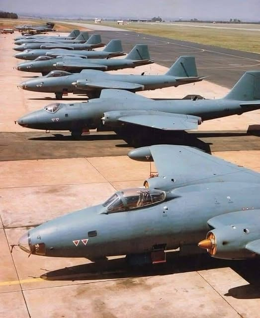 What an incredible line-up! Here we see a formation of Canberra B(I) Mk.12s and Canberra PR.Mk.9s of the South African Air Force (SAAF), lined up on the tarmac.
These iconic British-built jet bombers and reconnaissance aircraft formed a vital part of the SAAF’s