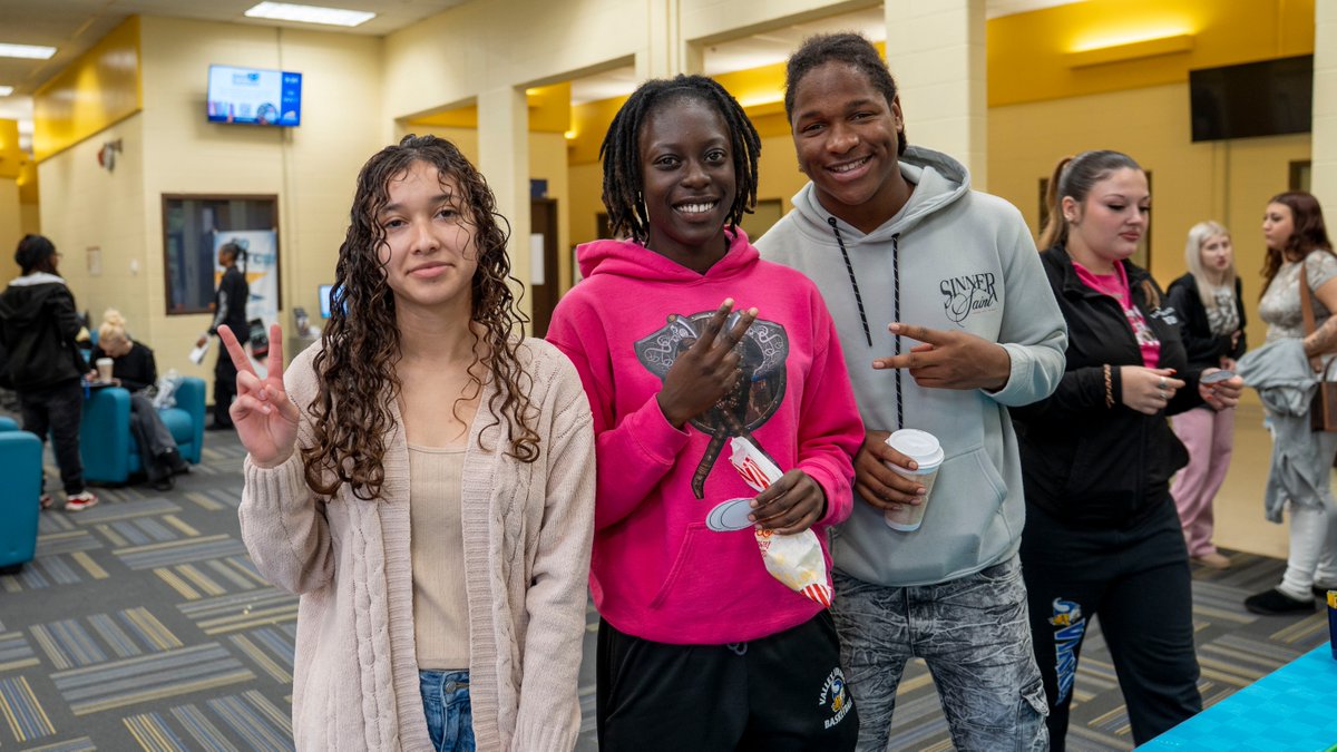 Jefferson_JCTC's tweet image. Over 250 high school students from eight @JCPSKY schools stopped by our Southwest Campus last week for our Exploration Fair to get a firsthand look at our programs, pathways, and campus life. We hope to see their smiling faces back soon...as Jefferson students! 💙💛 #OpenDoors