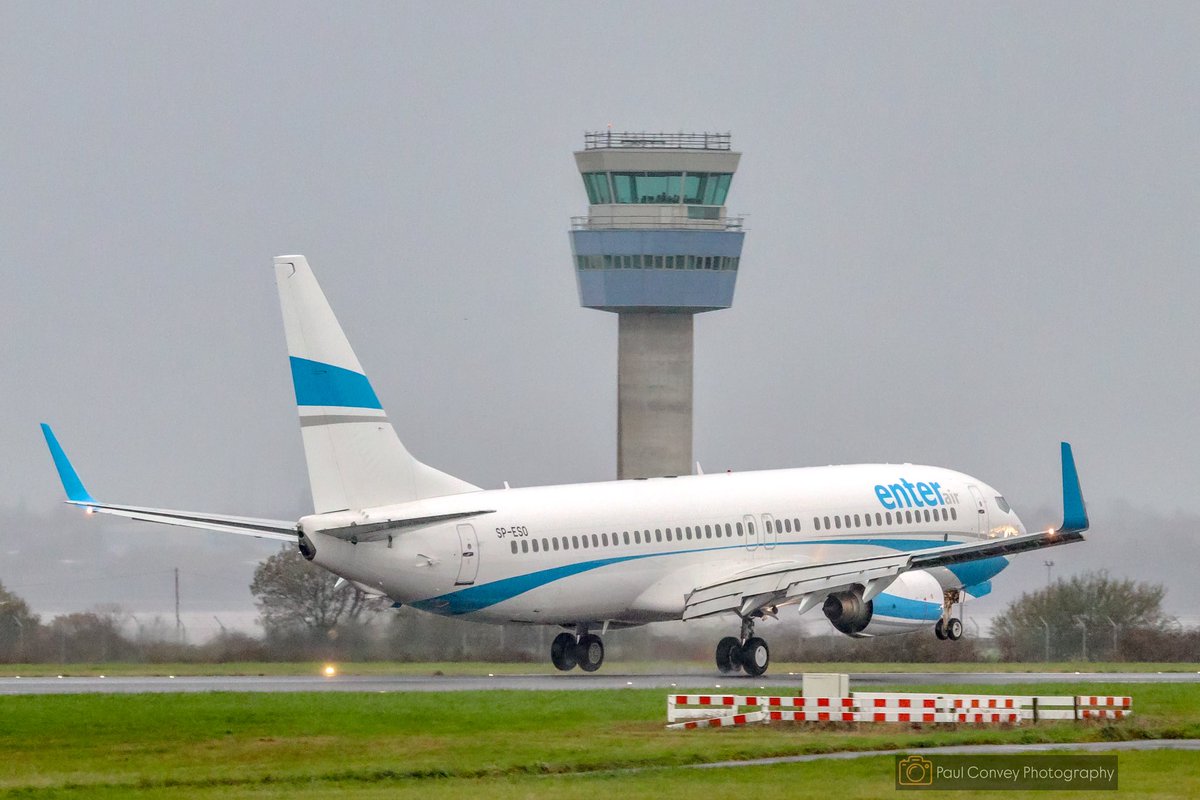 livinitlargee's tweet image. So between the rain I managed to grab these shots of the @flyenterair @boeing B737-85C arriving into @LPL_Airport from Warsaw 

#aviation #boeing #b737 #b737800 #boeinglovers #lpl #enterair #plane #planespotting #photography #warsaw #avgeek