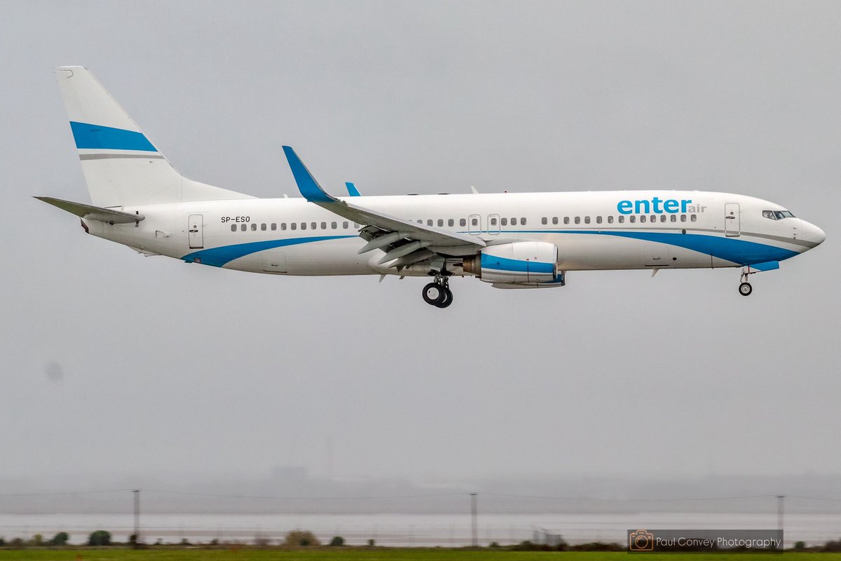 livinitlargee's tweet image. So between the rain I managed to grab these shots of the @flyenterair @boeing B737-85C arriving into @LPL_Airport from Warsaw 

#aviation #boeing #b737 #b737800 #boeinglovers #lpl #enterair #plane #planespotting #photography #warsaw #avgeek