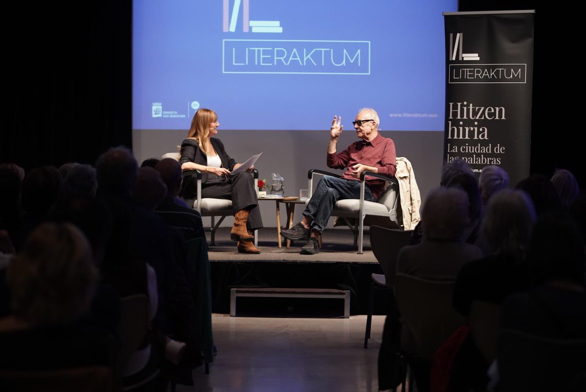 Llenazo en Okendo esta tarde para escuchar la charla entre Juan José Millás y Nerea Kortabitarte sobre el último trabajo del escritor levantino >> ‘Ese imbécil va a escribir una novela’.

#Literaktum25
