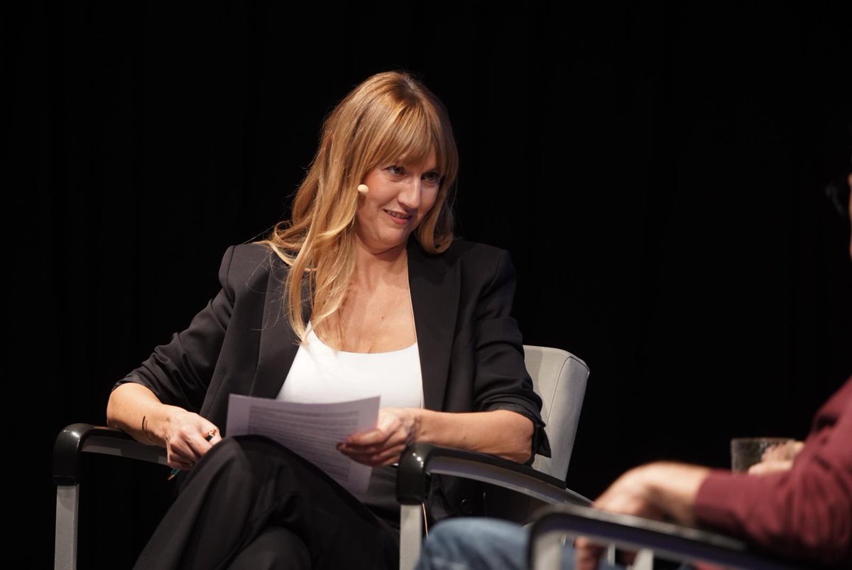 Literaktum's tweet photo. Llenazo en Okendo esta tarde para escuchar la charla entre Juan José Millás y Nerea Kortabitarte sobre el último trabajo del escritor levantino >> ‘Ese imbécil va a escribir una novela’.

#Literaktum25 https://t.co/EcA9NkkLCn
