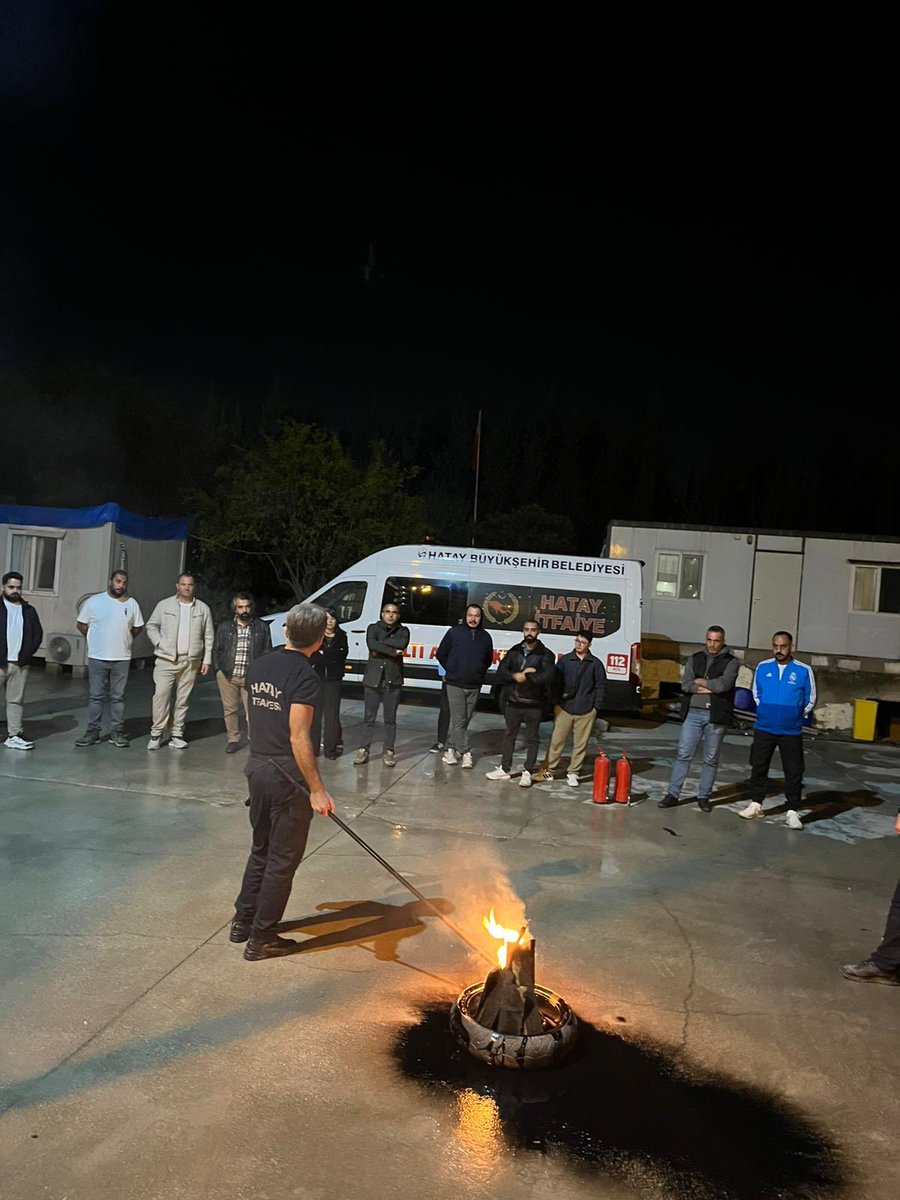 ArafHatay's tweet photo. ARAF Arama Kurtarma olarak, Hatay Büyükşehir Belediyesi İtfaiye Daire Başkanlığı ile birlikte düzenlenen “Yangına Müdahale Temel Eğitimi”ni başarıyla tamamladık. 🔥
Destekleri için teşekkür ederiz. 

#ArafAramaKurtarma #Hatay #İtfaiye #YangınEğitimi https://t.co/iE6jcm0cCY