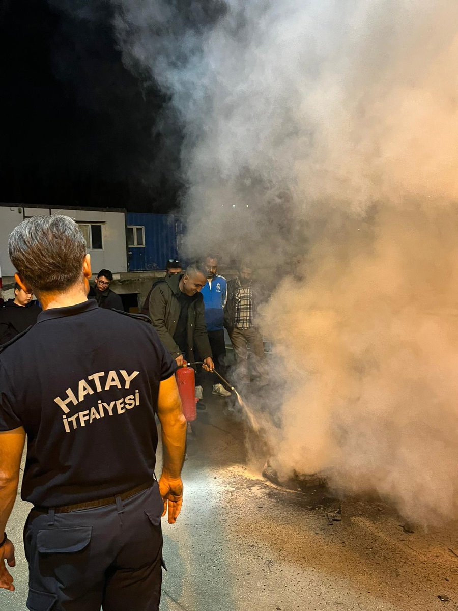 ArafHatay's tweet photo. ARAF Arama Kurtarma olarak, Hatay Büyükşehir Belediyesi İtfaiye Daire Başkanlığı ile birlikte düzenlenen “Yangına Müdahale Temel Eğitimi”ni başarıyla tamamladık. 🔥
Destekleri için teşekkür ederiz. 

#ArafAramaKurtarma #Hatay #İtfaiye #YangınEğitimi https://t.co/iE6jcm0cCY