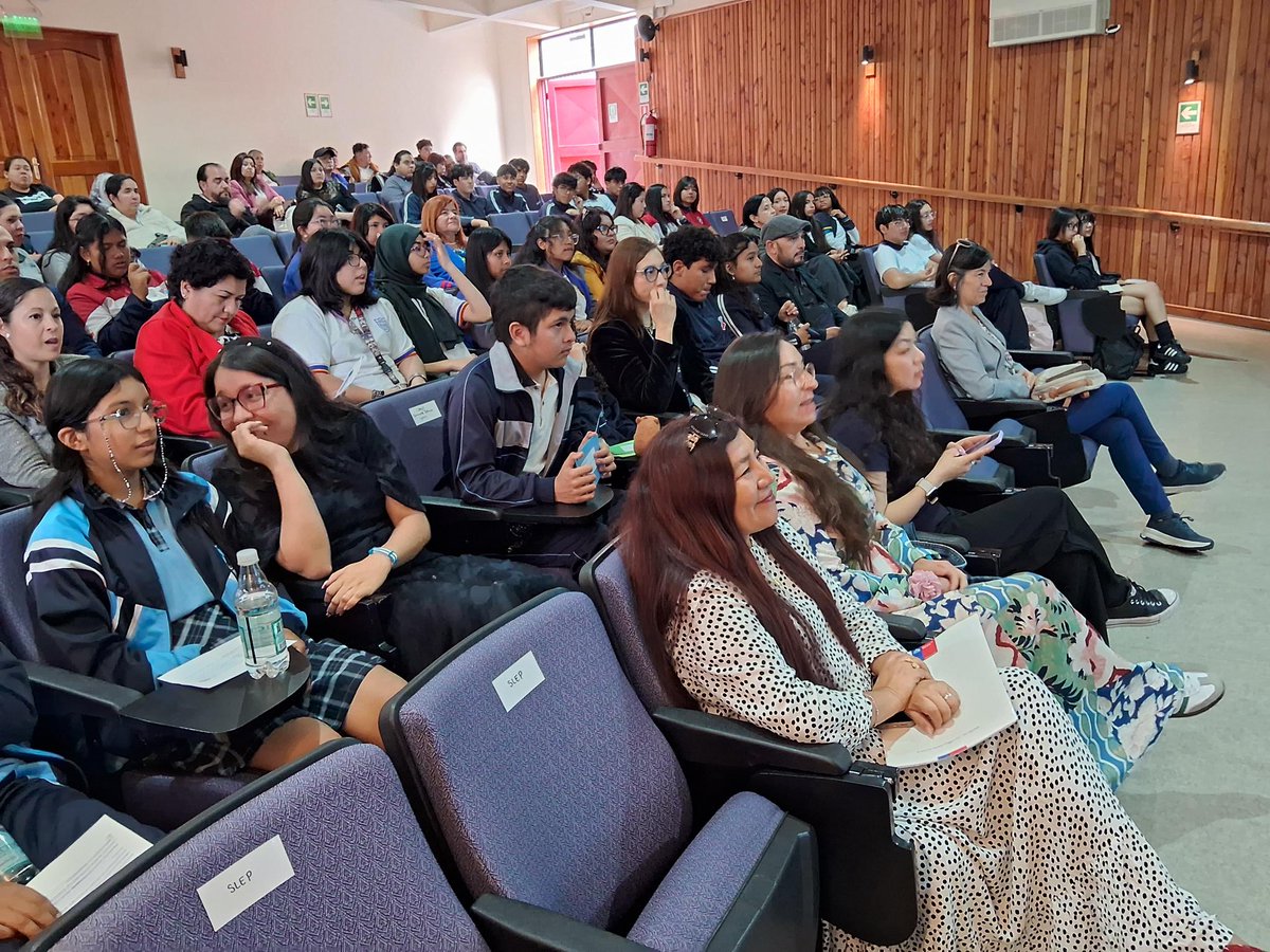 seremieduc01's tweet image. Para fortalecer las habilidades comunicativas en inglés, la Red Docente &quot;Collaborative Community for Public Educators&quot; y #PIAP @mineducchile convocaron a escuelas y liceos @slepiquique a participar en un certamen Interescolar de Public Speaking en inglés.
Felicitaciones !! 💪🏆🏅