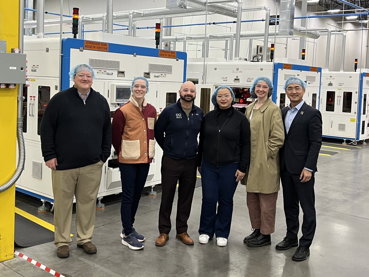 GreggMast's tweet photo. Great day discussing energy innovation! Terrific visit w/@CleanEnergyMN member, Ziegler Truck Group on zero-emission vehicle, charging & workforce development solutions! ⚡️Fantastic tour of @helienesolar’s 500 MW solar module manufacturing facility in Rogers ☀️ #CleanJobs https://t.co/qofSQFvOac