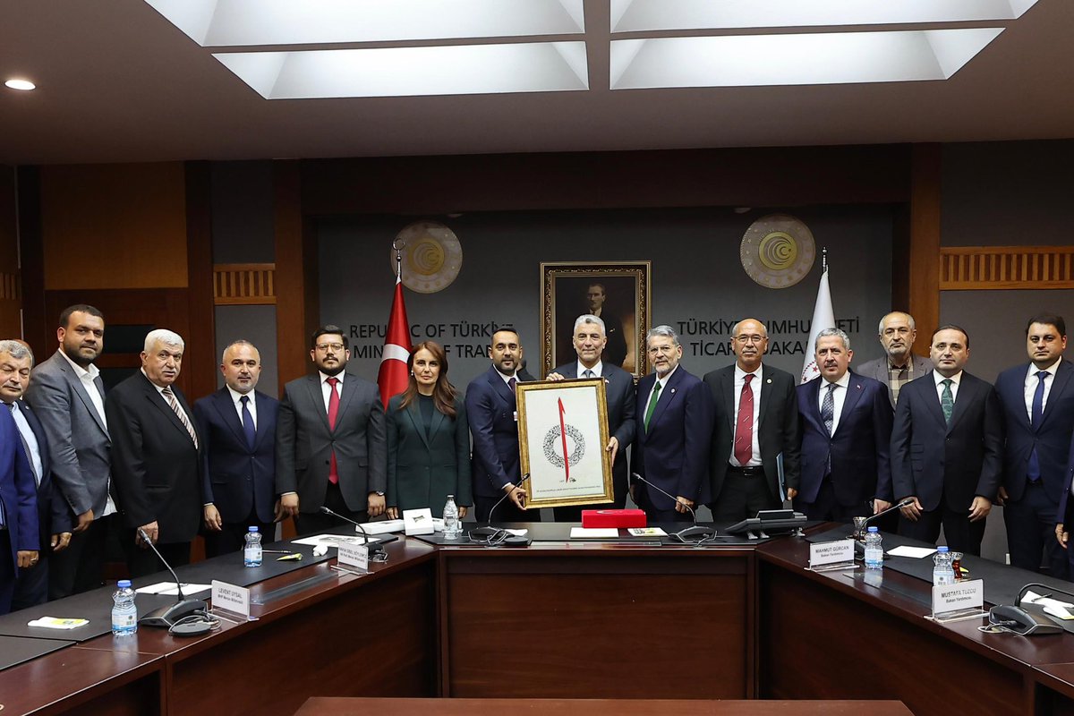mahmutgurcan's tweet photo. Ticaret Bakanımız Sayın Prof. Dr. Ömer Bolat’ın (@omerbolatTR) başkanlığında, TBMM Başkanlık Divanı Üyesi AK Parti Mersin Milletvekili Sayın Havva Sibel Söylemez ile Milliyetçi Hareket Partisi Mersin Milletvekili Sayın Levent Uysal öncülüğünde; Mersin, Antalya, Anamur, Alanya ve Manavgat’tan gelen üreticilerimiz ile ticaret ve ziraat oda başkanlarımızla bir araya gelerek verimli bir istişare toplantısı gerçekleştirdik.

Üreticilerimizin emeği, ülkemizin bereketidir; tüketicilerimizin güveni ise bu bereketin en büyük teminatıdır. Bu anlayışla, hem üreticilerimizin alın terini koruyacak hem de tüketicilerimizin kaliteli, güvenilir ve uygun fiyatlı ürünlere erişimini sürdürülebilir kılacak adımları kararlılıkla atmaya devam edeceğiz.