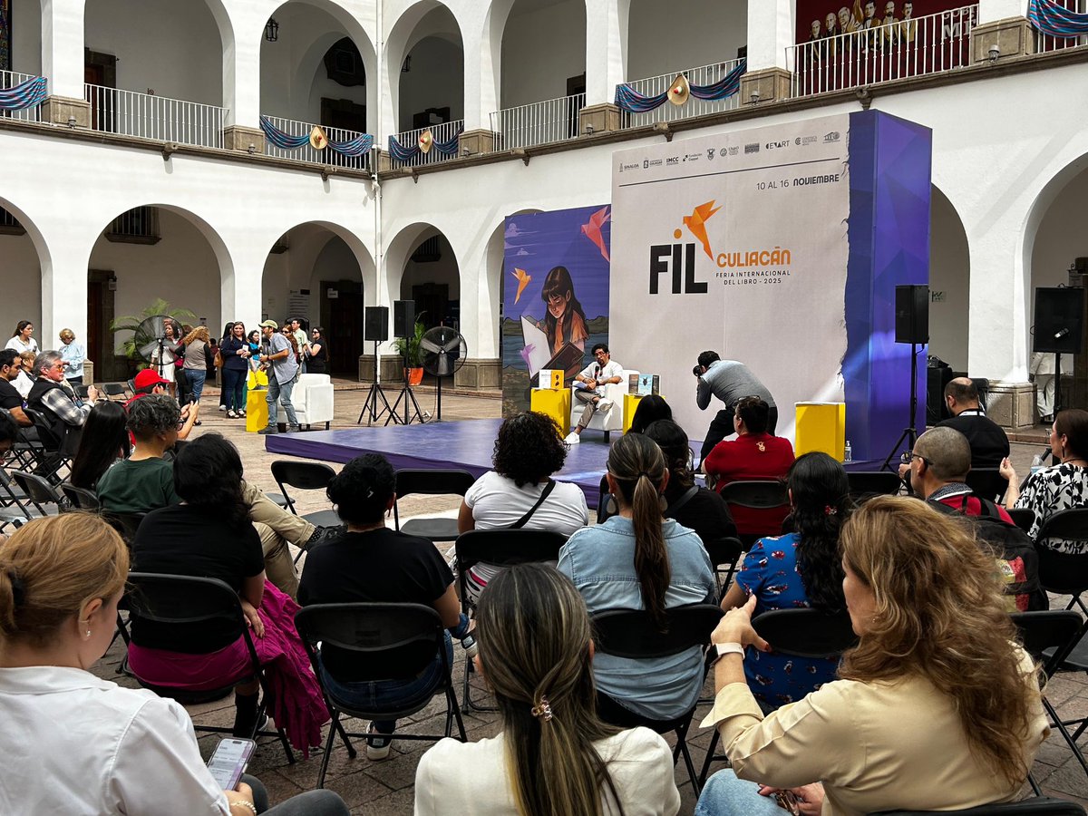 Hoy participamos en la FIL Culiacán, con la presentación de la colección de libros de la Editorial UAS, que busca atender todas las áreas de conocimiento.
Esta administración que dirige nuestro Rector, el doctor Jesús Madueña Molina, busca que los libros estén al centro. #uas