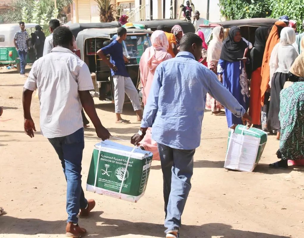 السودان في قلب السعودية ..

توزيع مساعدات سعودية متنوعة على الأشقاء السودانيين.

-