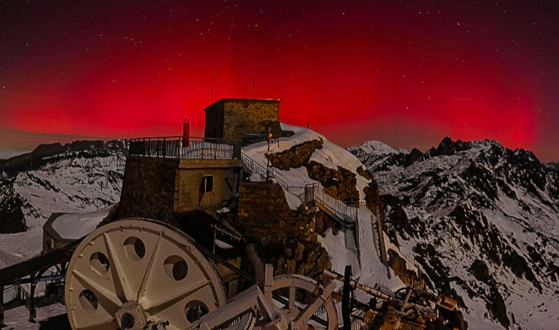 Une nuit exceptionnelle de beauté.
Une éruption solaire rare…
et des aurores boréales visibles jusqu’au #montblanc

📸 Capté à 4h20 par notre webcam du #brevent