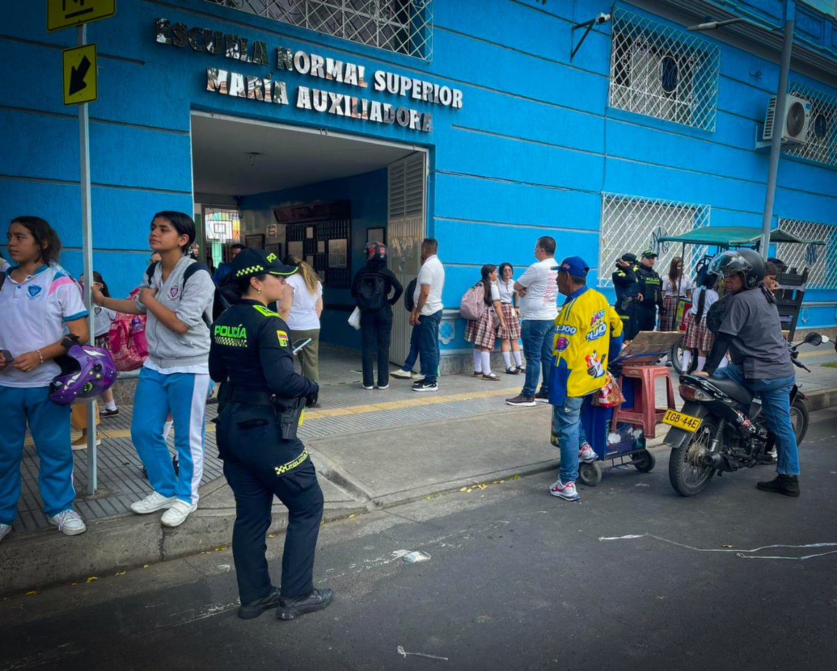 PoliciaCucuta's tweet image. #JuntosPorLaNiñez | 🚔👮🏻‍♀️Las patrullas de nuestro #CAIColón están realizando acompañamiento al ingreso y salida de los estudiantes en el sector, y mantienen una actividad preventiva contra la presencia de habitantes de residencia no formal.
#SeguridadEscolar #S2D
@ServicioPolicia