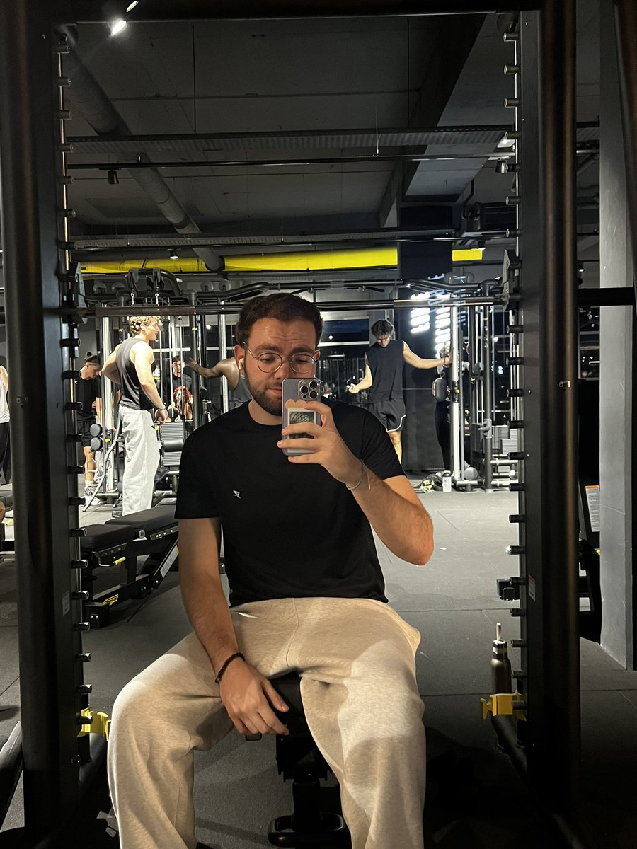 imabrickk's tweet photo. Un peu en retard pour grey sweatpants season🙈 (+ petit progrès à la salle) https://t.co/e1Mde9TE0H