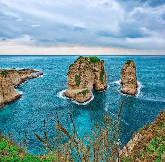 بيروتُ مدينةٌ تُغنّي على حافةِ البحر،
هناكَ حيثُ التقينا،
تسرّبت أنفاسُها بين الغيابِ والذكرى.
كان الحبُّ بيننا وعدًا مؤجَّلًا،
وكان الفقدُ موعدًا لا يُؤجَّل