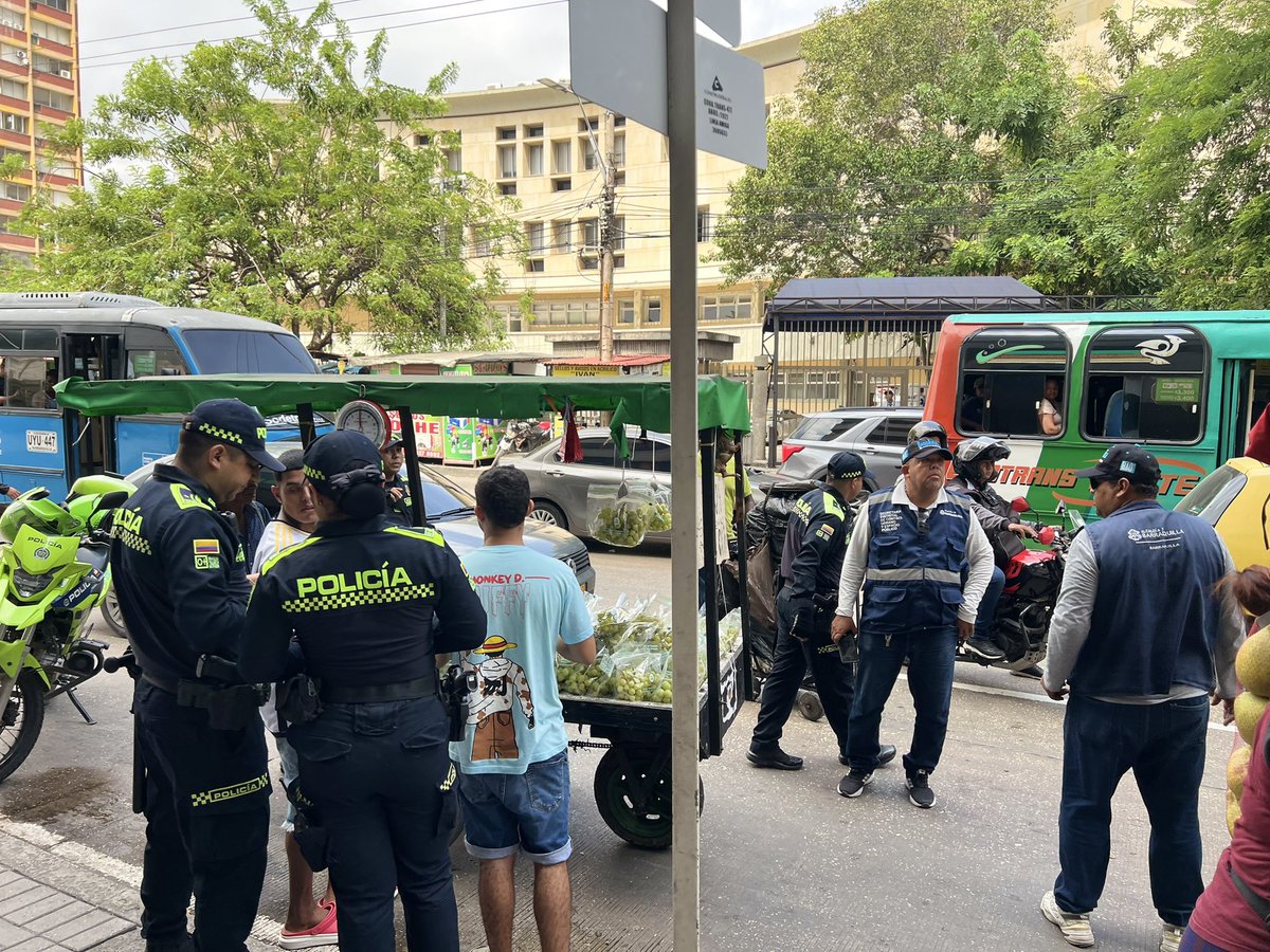 ControlUrbanoBq's tweet image. En articulación con @PoliciaBquilla y nuestro equipo de vigías, avanzamos en los operativos de regulación y control del espacio público en el Centro de la ciudad, garantizando el orden y la convivencia ciudadana.