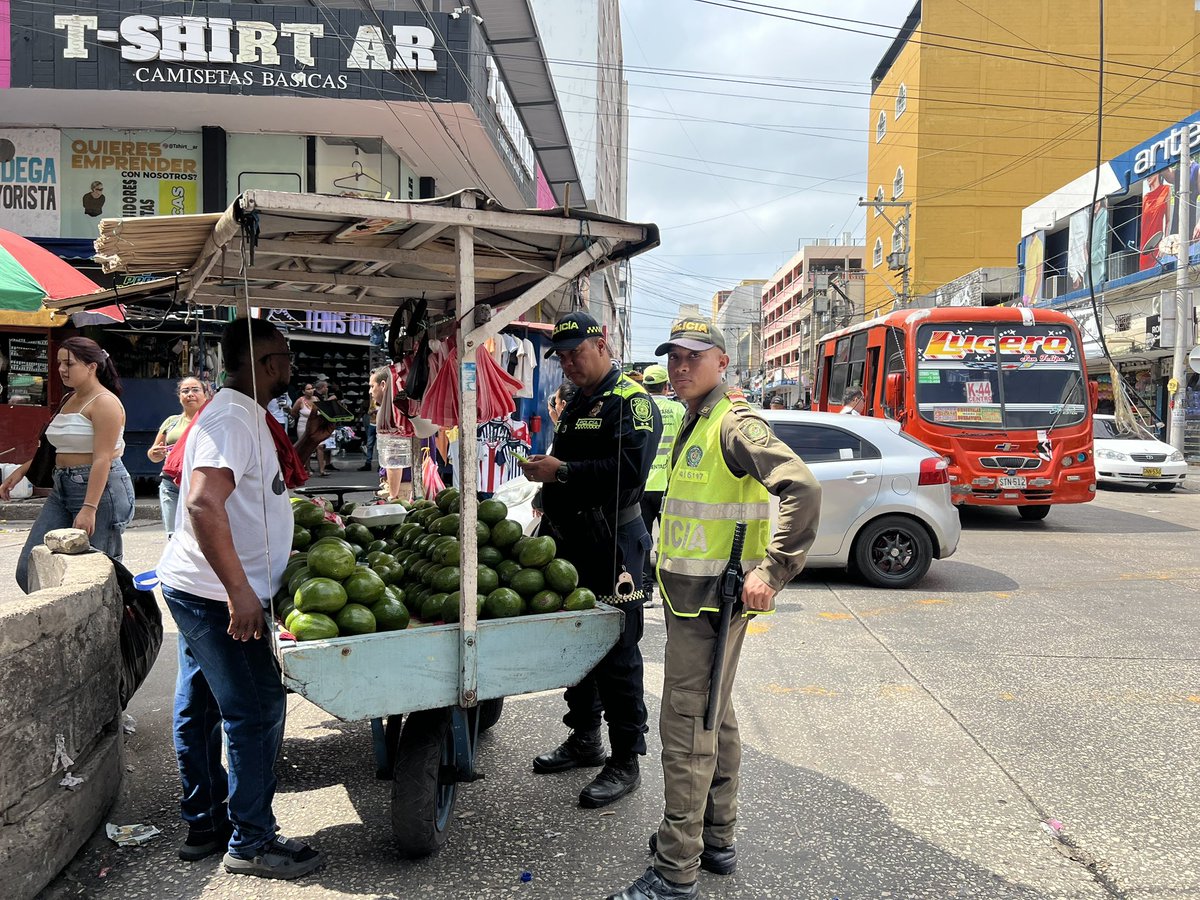 ControlUrbanoBq's tweet image. En articulación con @PoliciaBquilla y nuestro equipo de vigías, avanzamos en los operativos de regulación y control del espacio público en el Centro de la ciudad, garantizando el orden y la convivencia ciudadana.