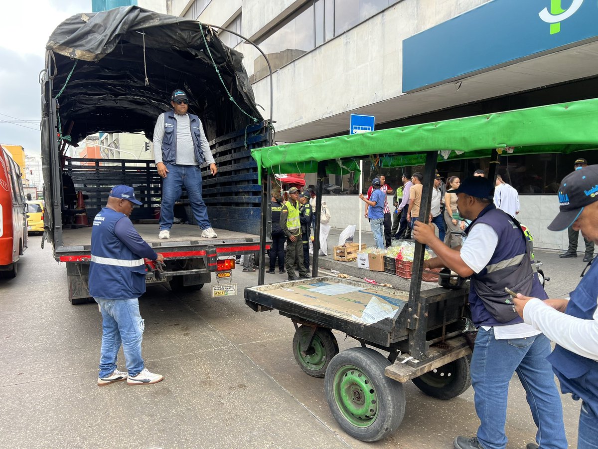 ControlUrbanoBq's tweet image. En articulación con @PoliciaBquilla y nuestro equipo de vigías, avanzamos en los operativos de regulación y control del espacio público en el Centro de la ciudad, garantizando el orden y la convivencia ciudadana.