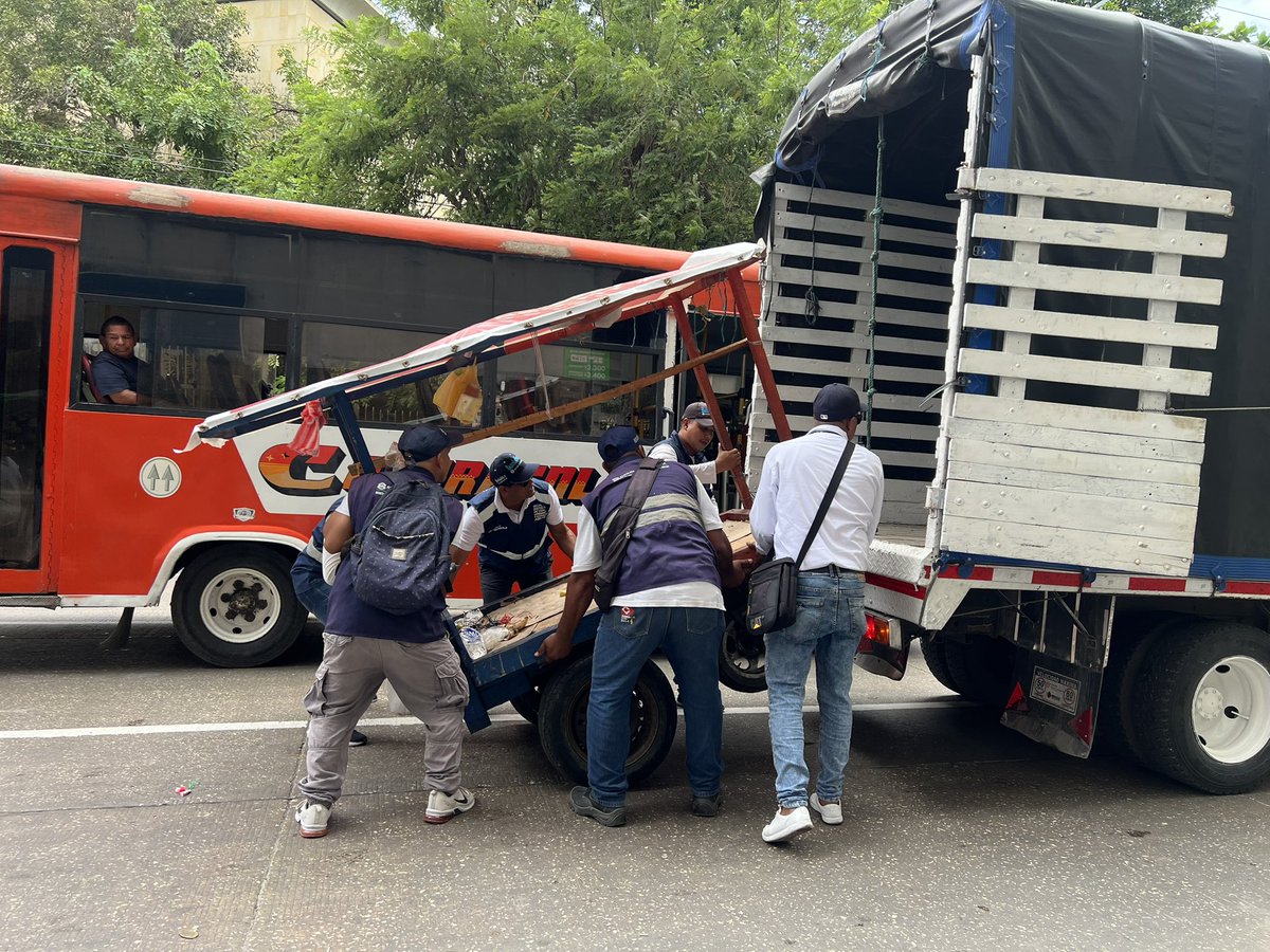 ControlUrbanoBq's tweet image. En articulación con @PoliciaBquilla y nuestro equipo de vigías, avanzamos en los operativos de regulación y control del espacio público en el Centro de la ciudad, garantizando el orden y la convivencia ciudadana.